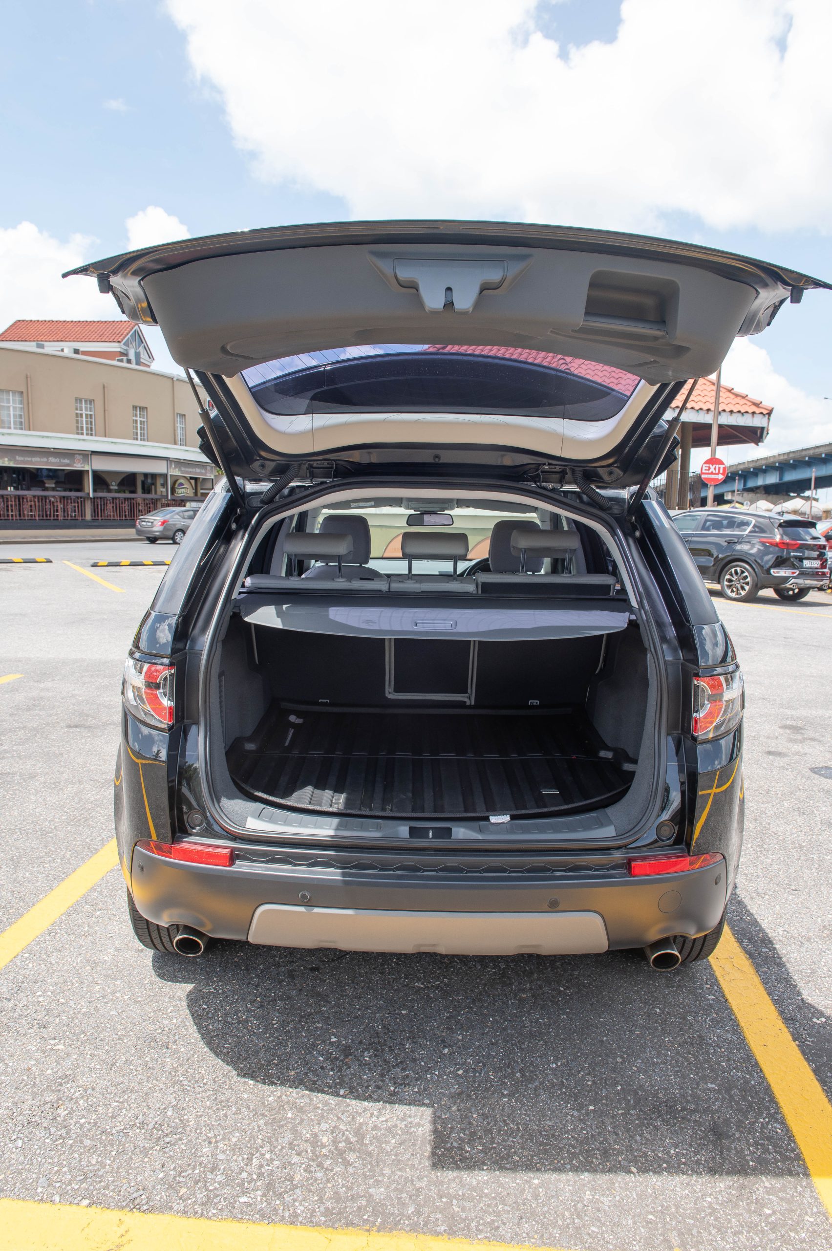 PDM 2016 Black Ford Discovery Sport SE