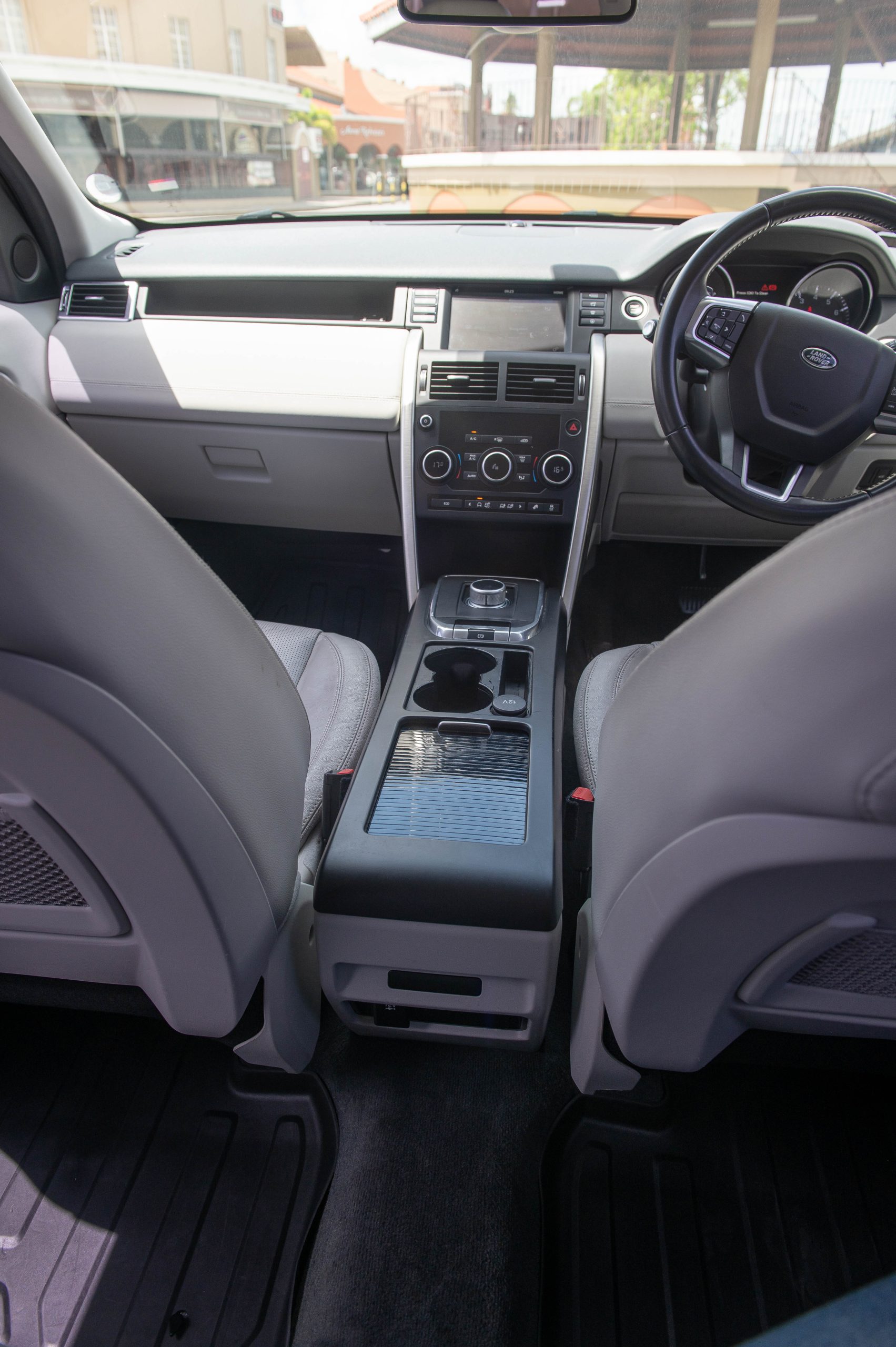 PDM 2016 Black Ford Discovery Sport SE