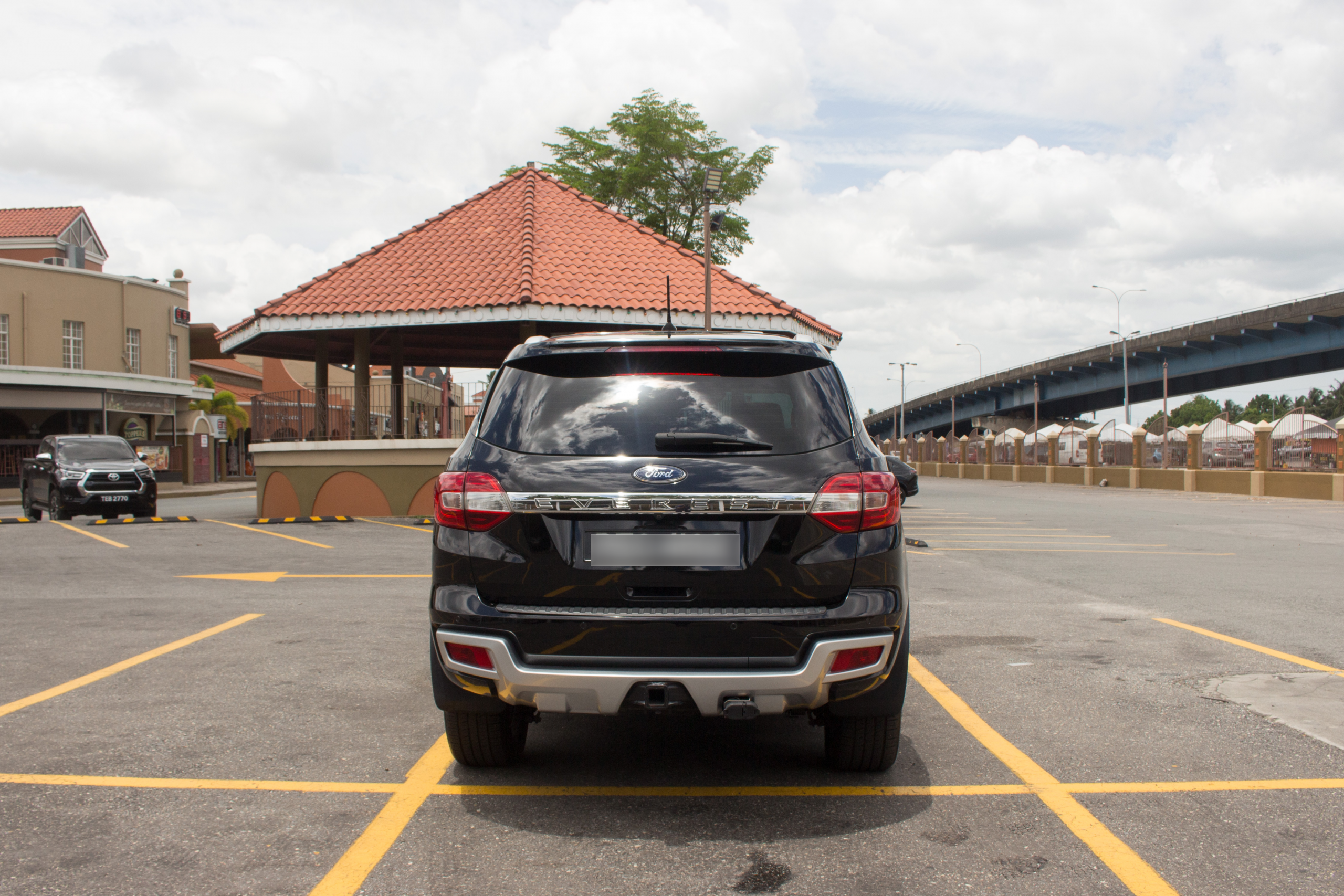 PEC 2019 Black Ford Everest