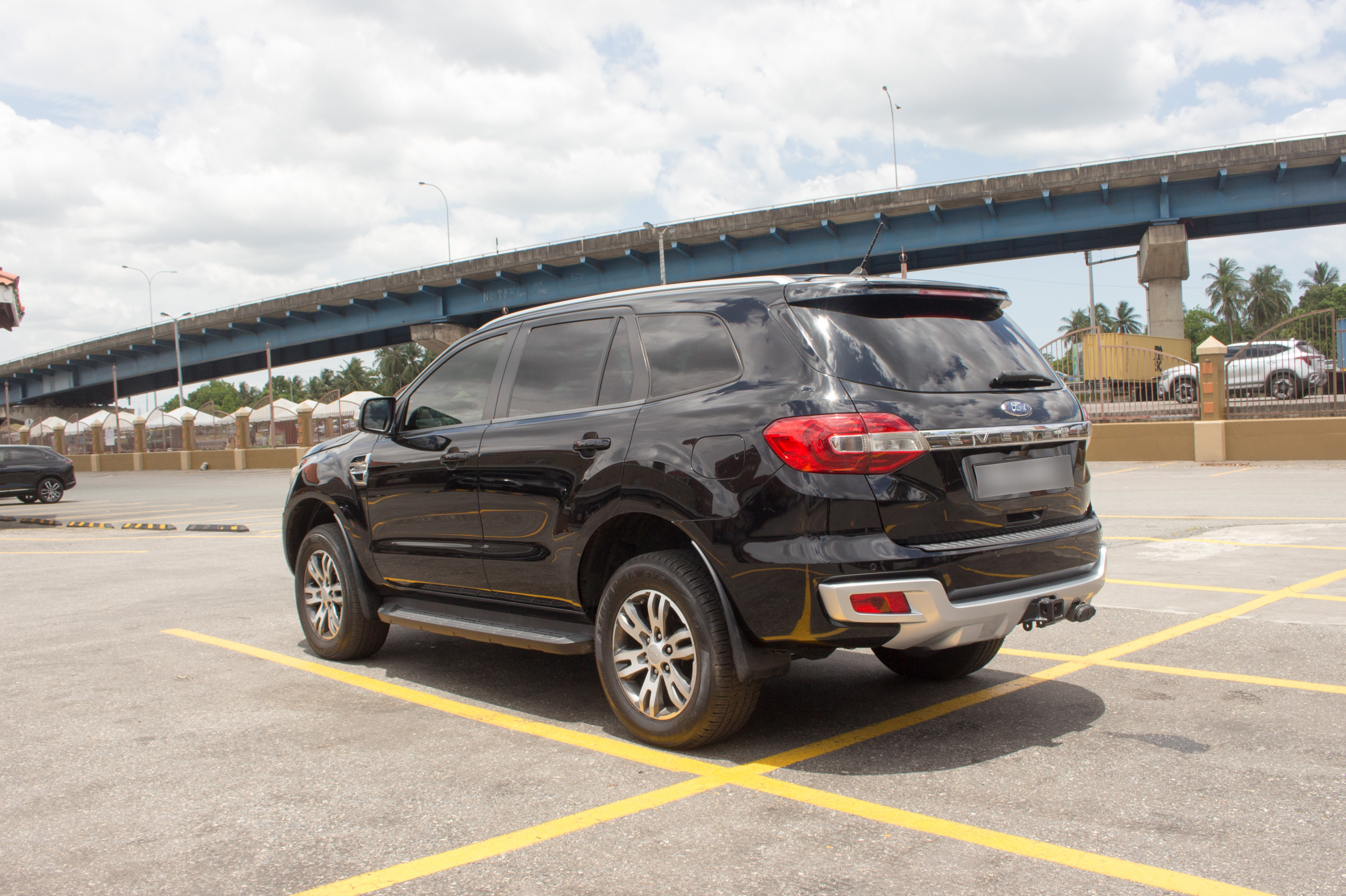 PEC 2019 Black Ford Everest
