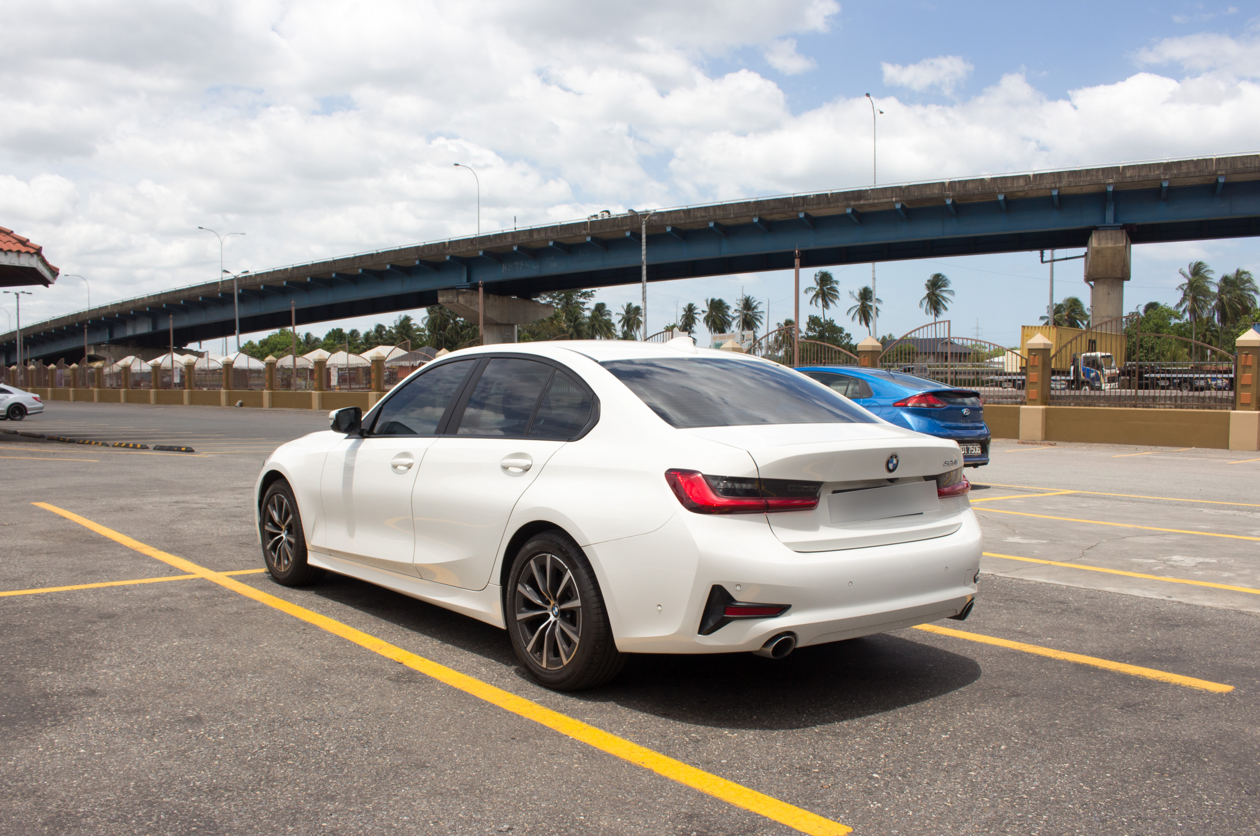 PEA 2020 White BMW 320i