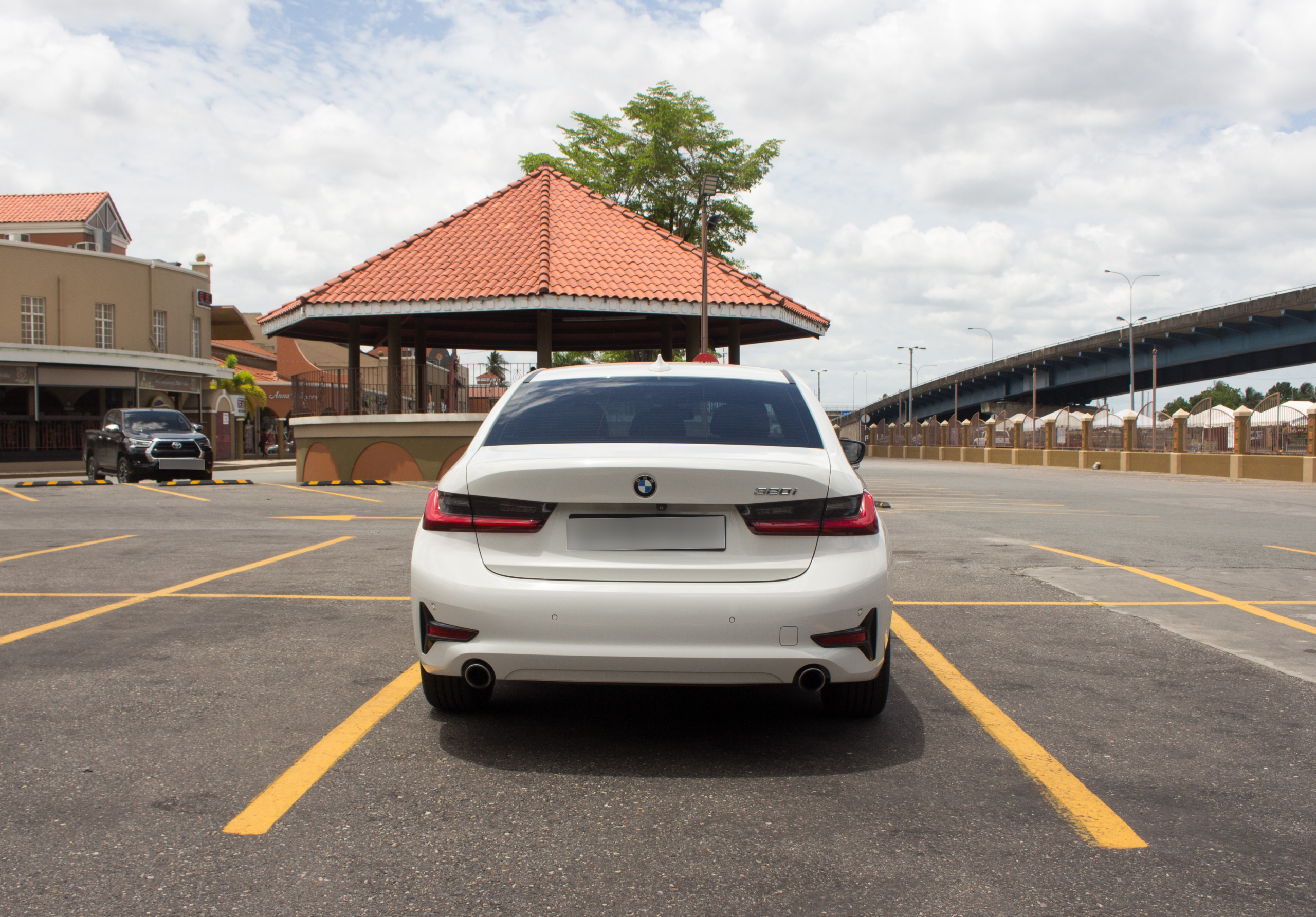 PEA 2020 White BMW 320i