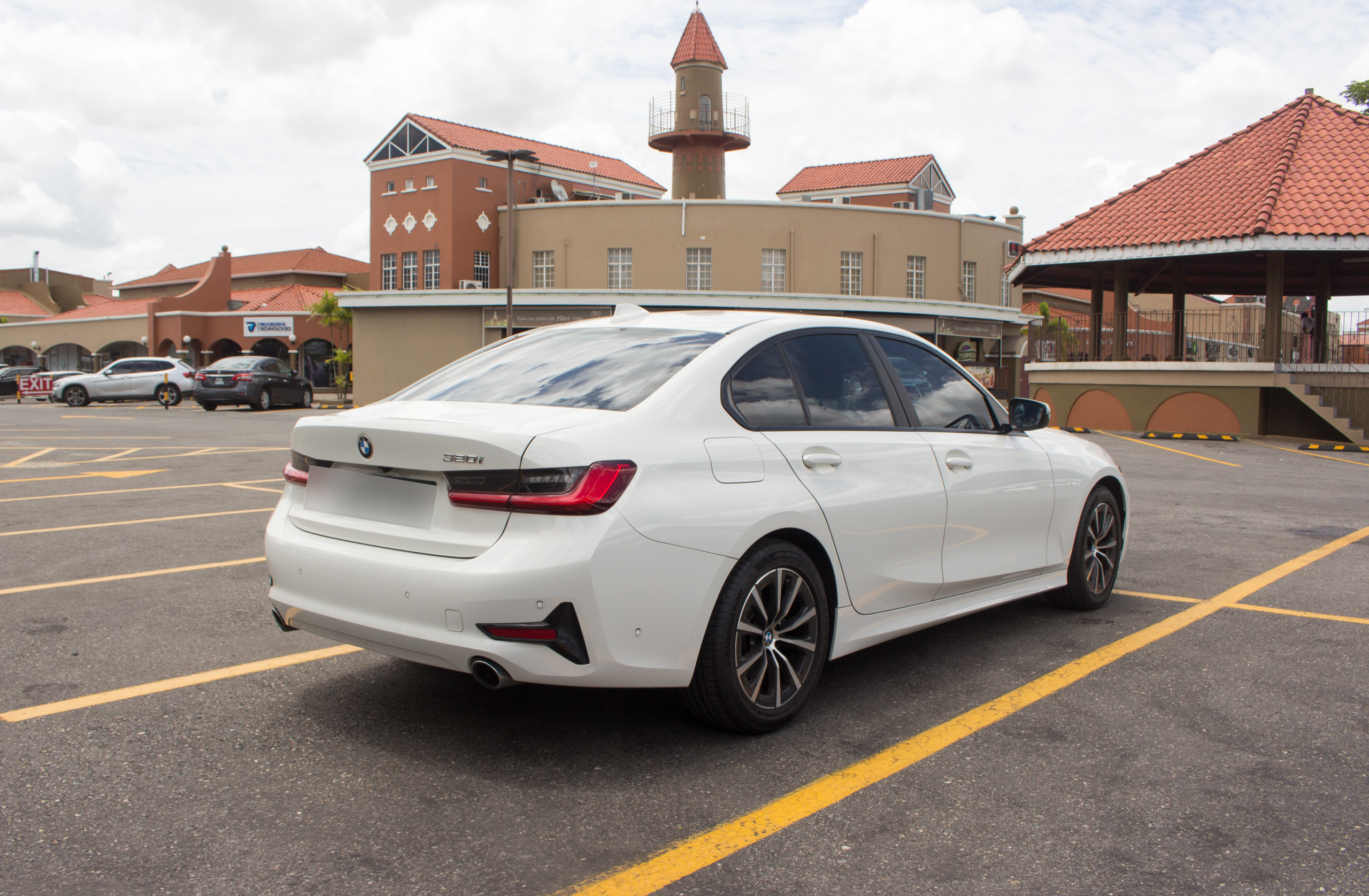 PEA 2020 White BMW 320i