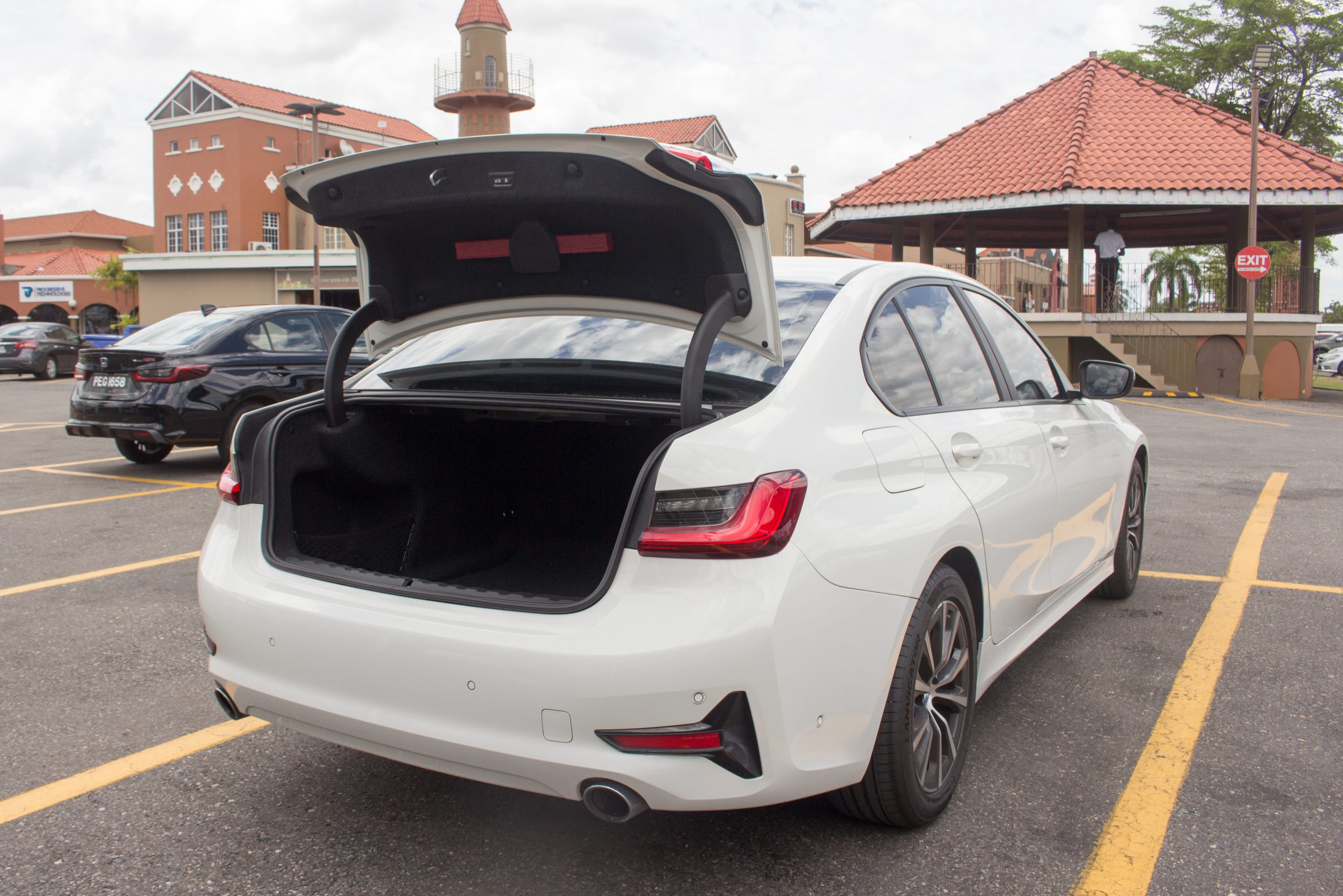PEA 2020 White BMW 320i