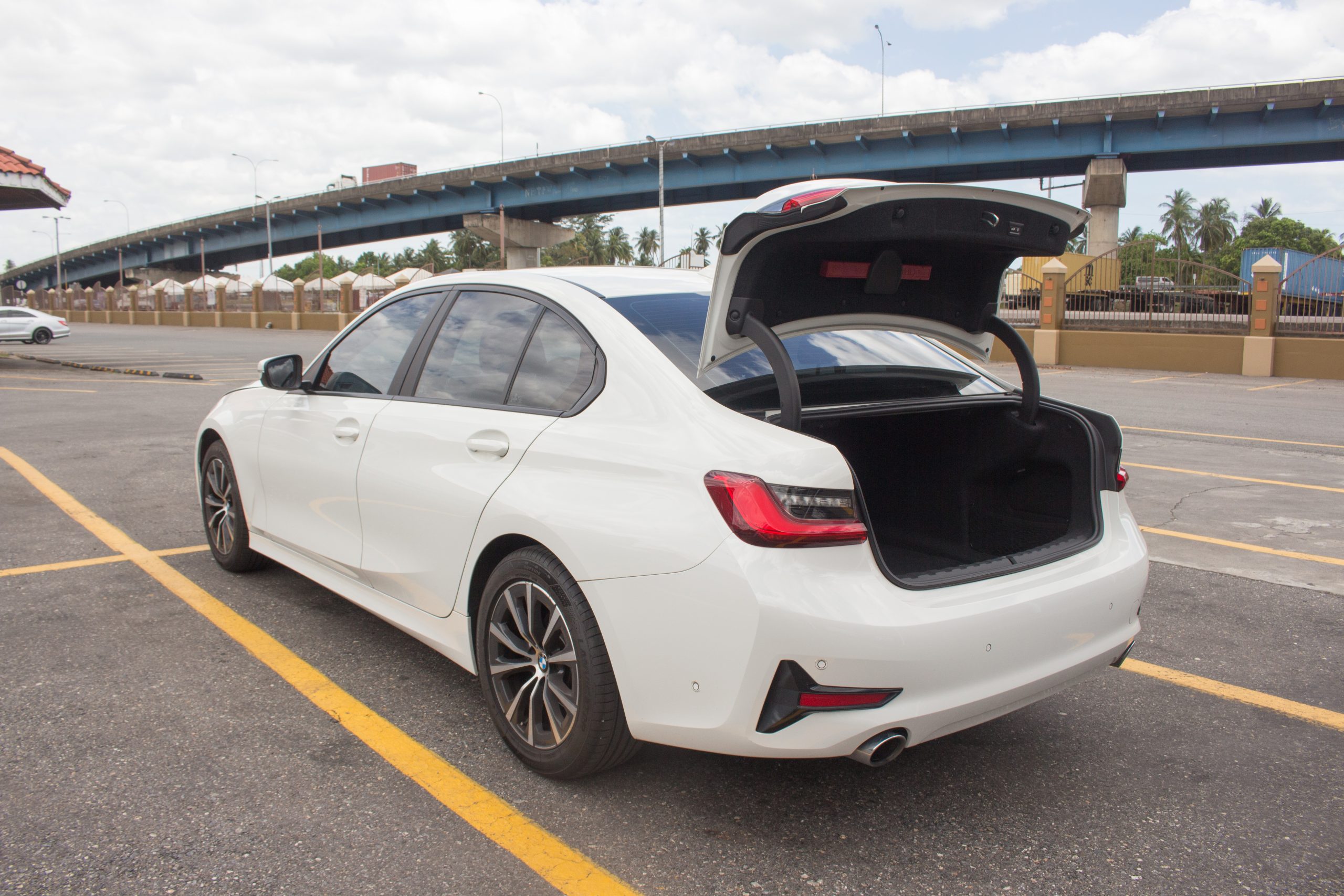 PEA 2020 White BMW 320i