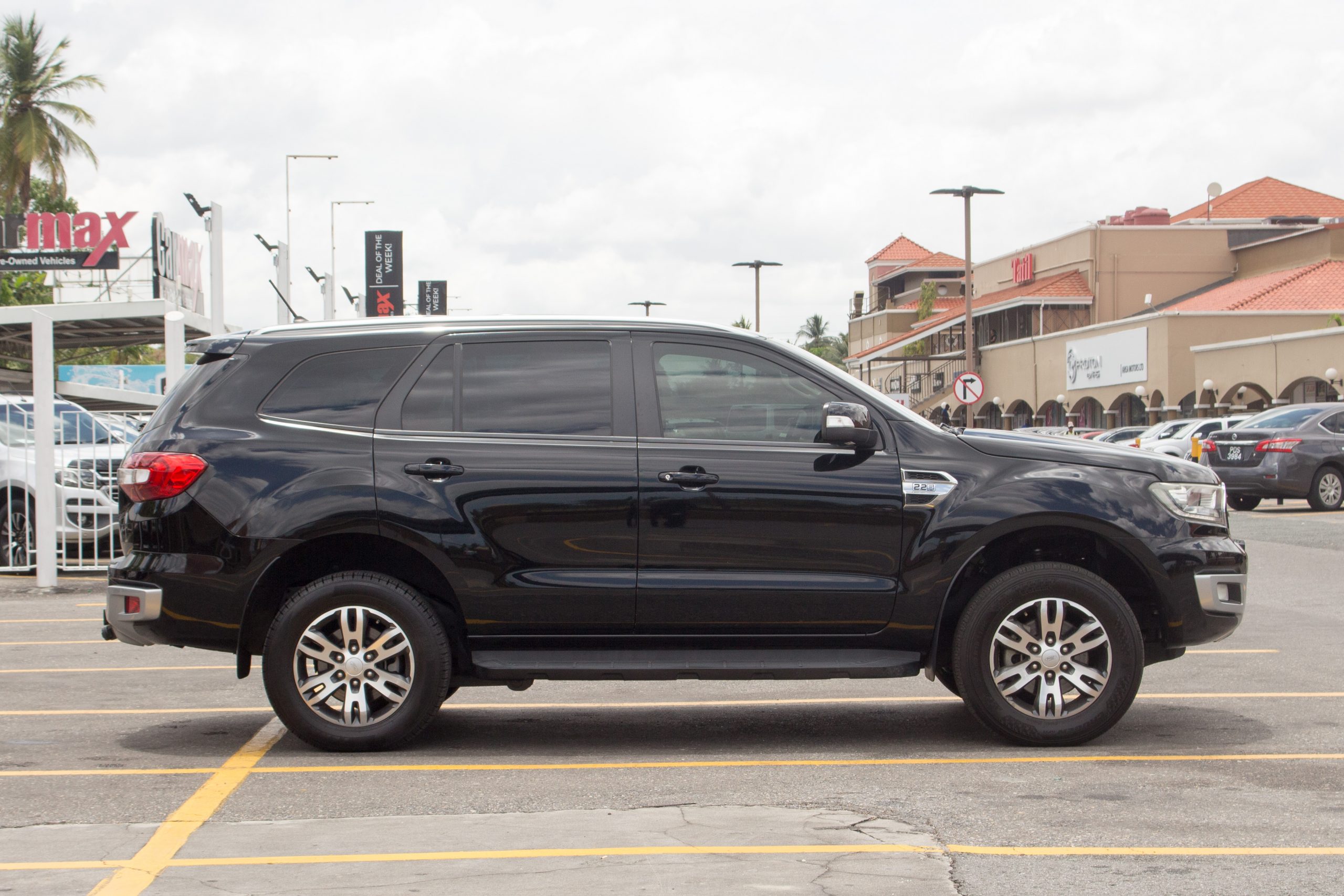 PEC 2019 Black Ford Everest