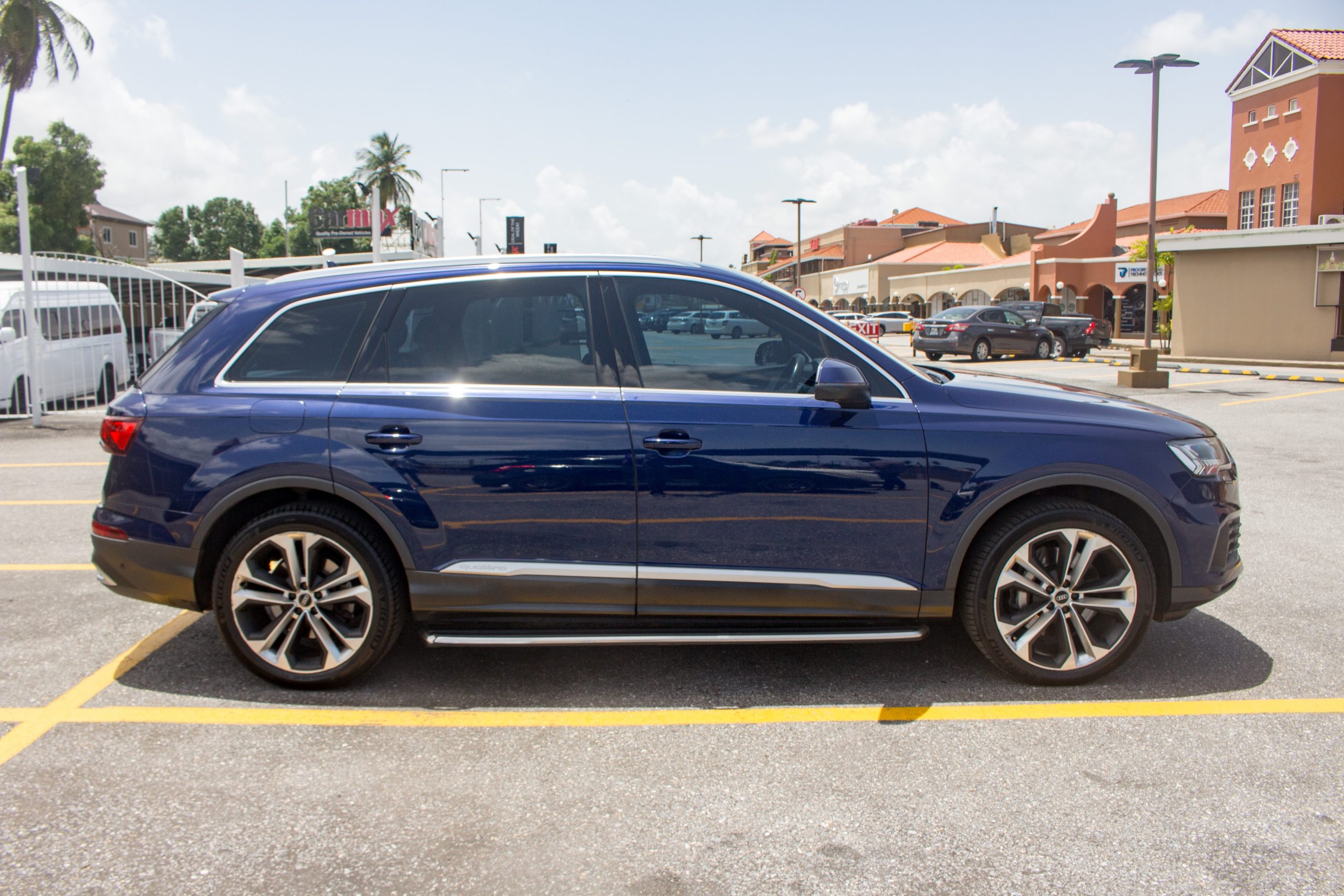 PEA 2020 Blue Audi Q7