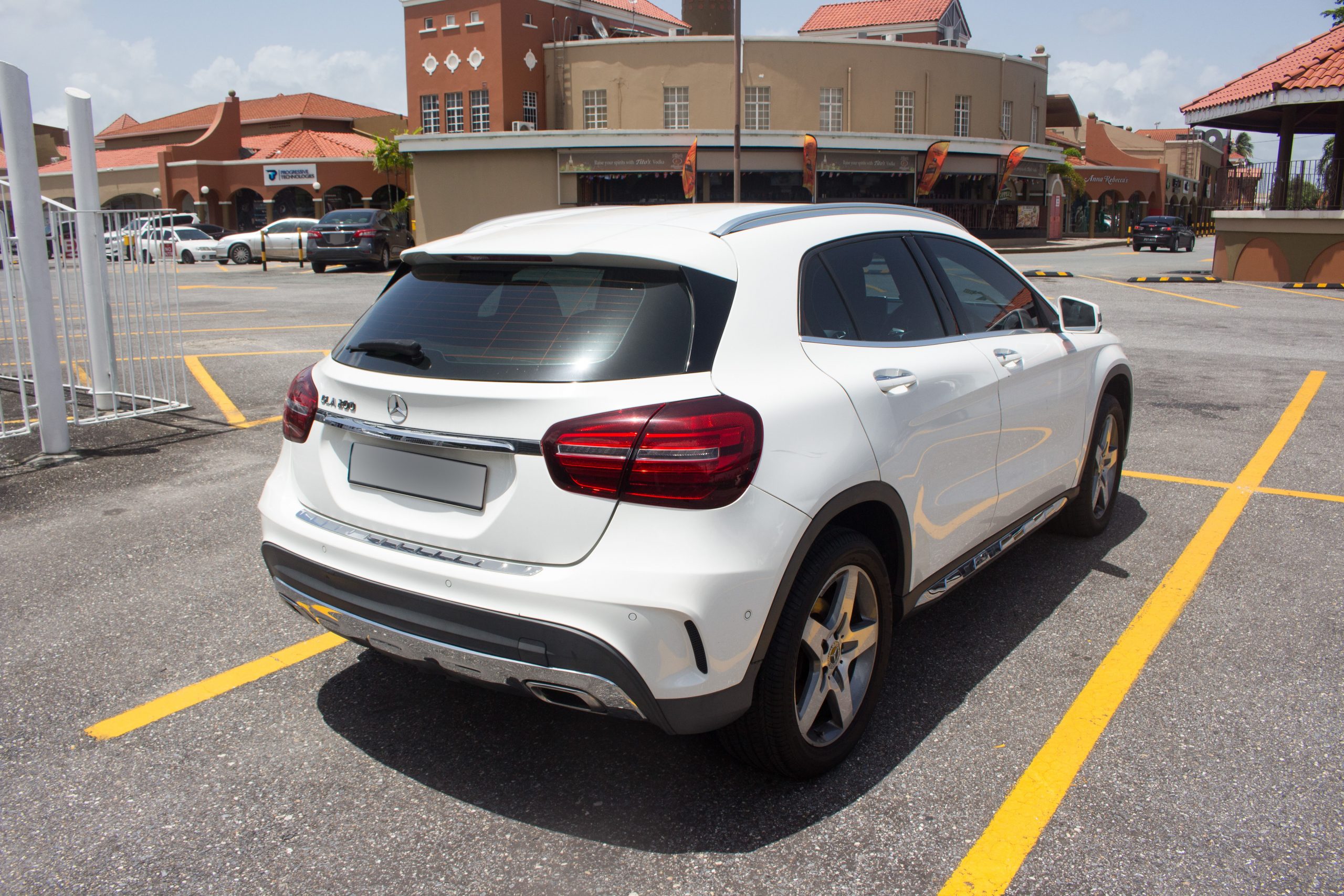 PDZ 2019 White Mercedez Benz GLA200