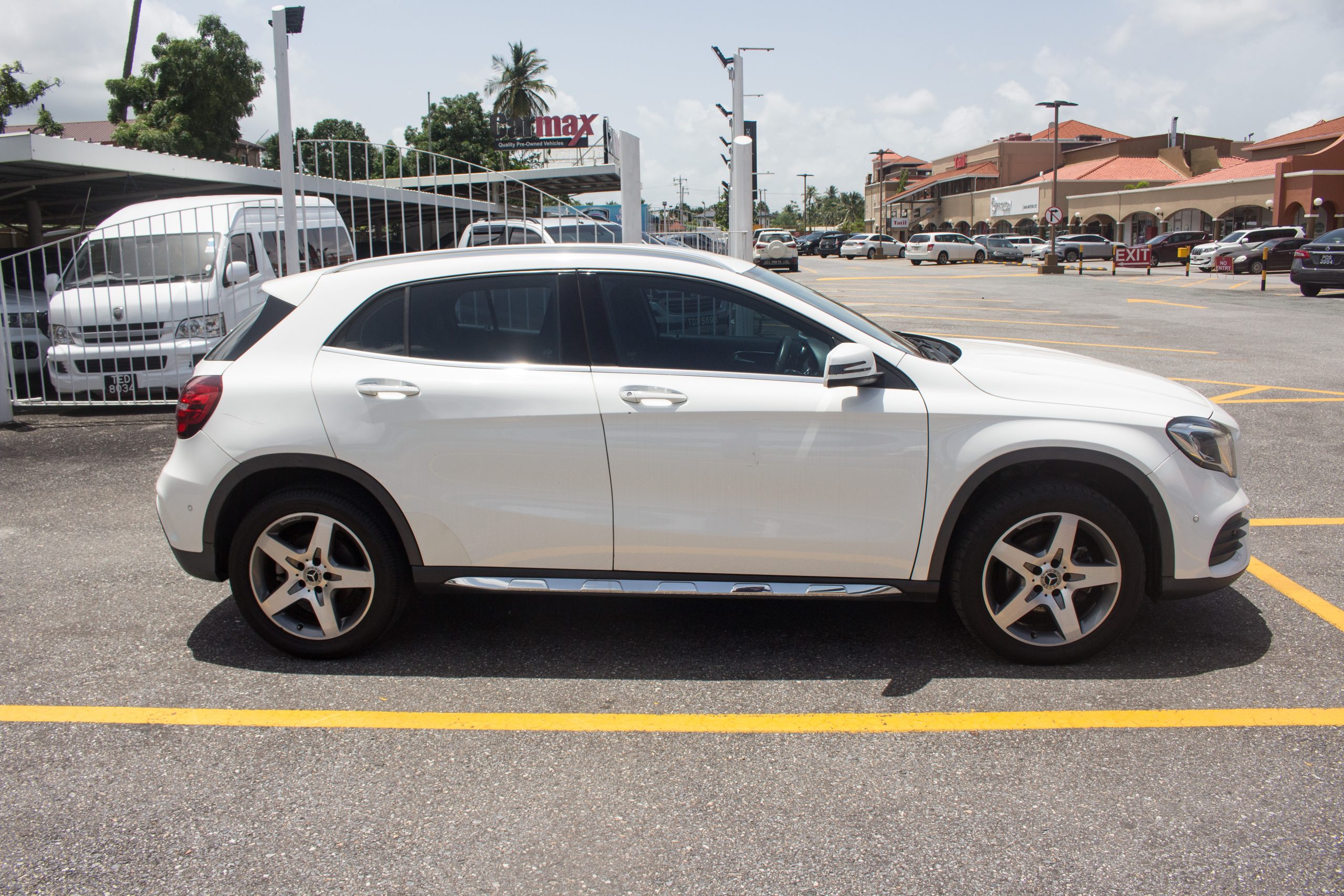 PDZ 2019 White Mercedez Benz GLA200