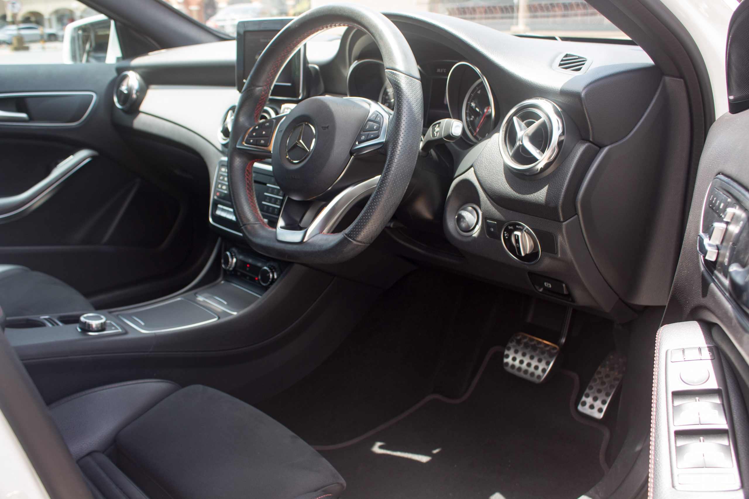 PDZ 2019 White Mercedez Benz GLA200