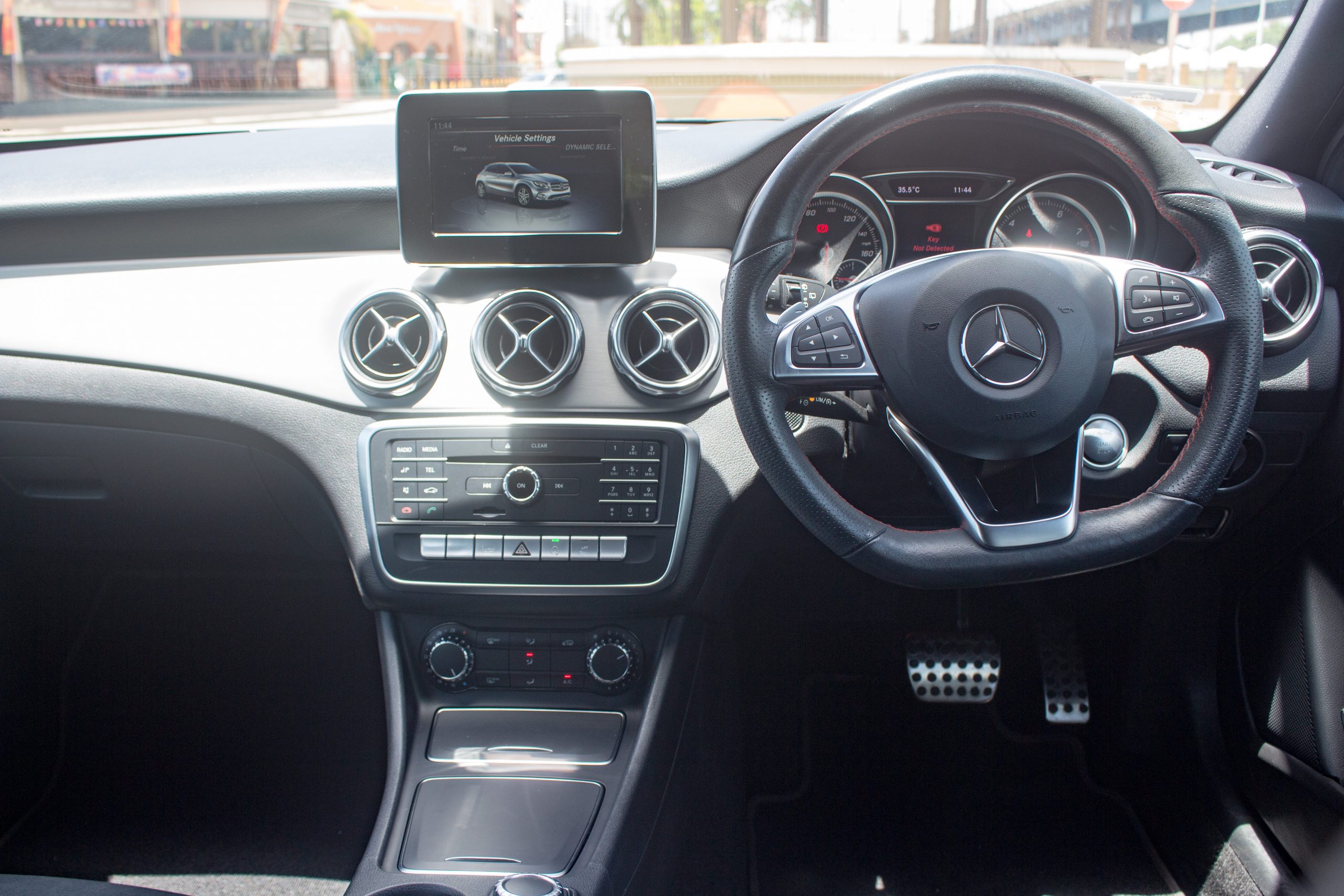 PDZ 2019 White Mercedez Benz GLA200
