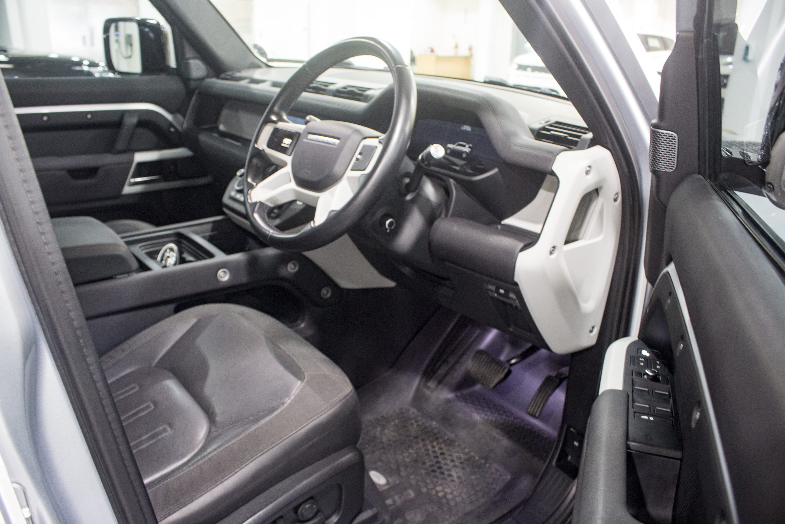 PDZ 2020 Indus Silver Land Rover Defender SE 110