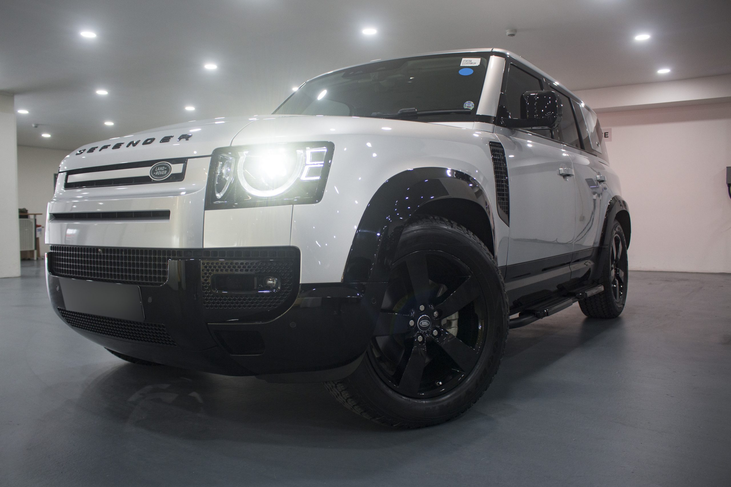 PDZ 2020 Indus Silver Land Rover Defender SE 110